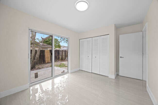 Foto del edificio - 5664 Boynton Crescent