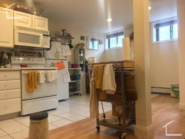 Building Photo - Spacious Brookline 3 bed/2 bath with CENTR...