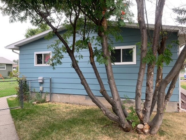 Building Photo - Cozy Stand Alone Home with Fenced Yard