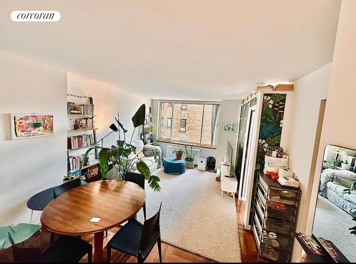 Primary Photo - 2373 Broadway