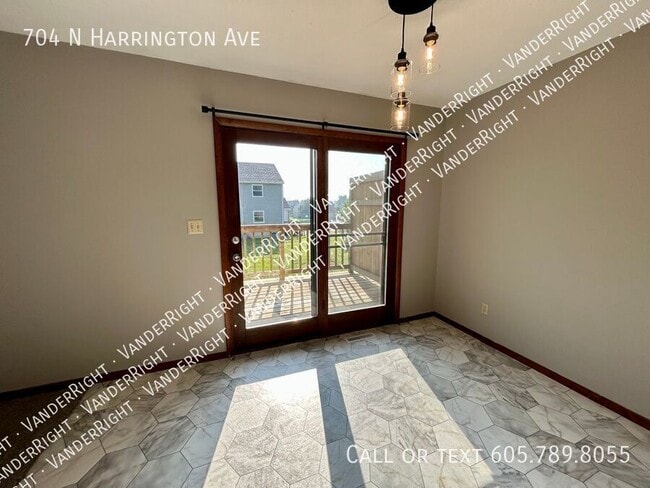 Building Photo - 704 N Harrington Ave