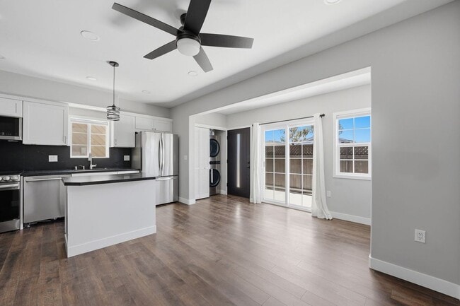 Building Photo - 13869 Mercado Dr