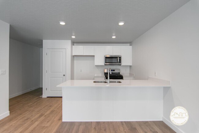 Foto del edificio - 3-Bed 2-Bath Townhome In Spanish Fork With Luxurious Amenities!