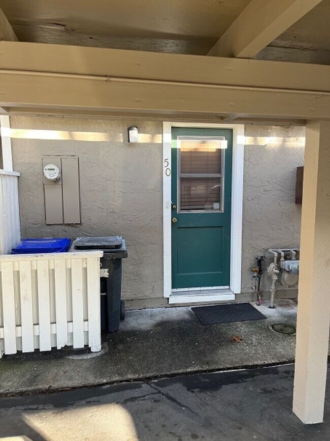 Building Photo - Spacious and Updated Three Bedroom Napa Condo