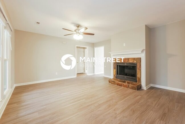 Building Photo - 3 Bedroom Pet-Friendly Home in Newnan, GA with Main Street Renewal