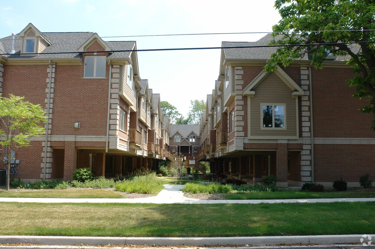 Forest Creek Townhomes Apartments in Brookfield, IL