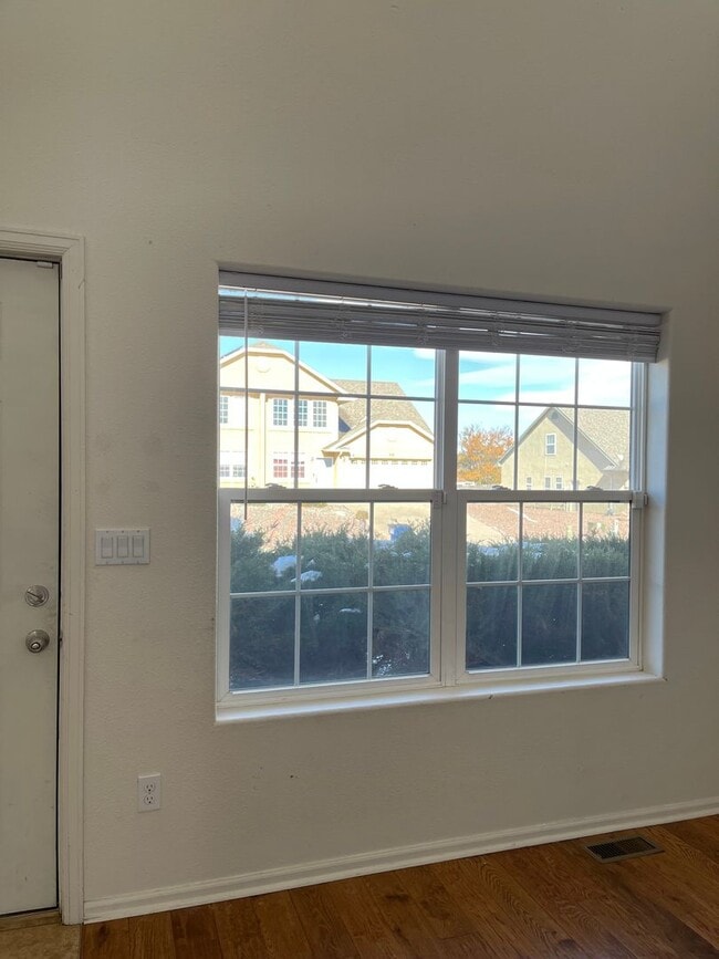 Building Photo - 3 Bedroom 3 Bath Town Home