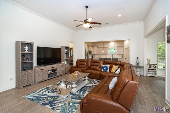 Foto del edificio - Fully Furnished!  5 bedroom, 3 bath home i...