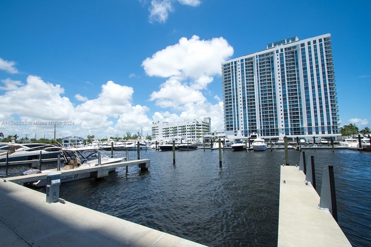 Primary Photo - 17111 Biscayne Blvd
