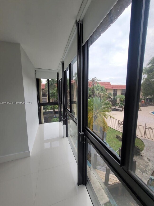 Foto del edificio - 830 NE 199th St