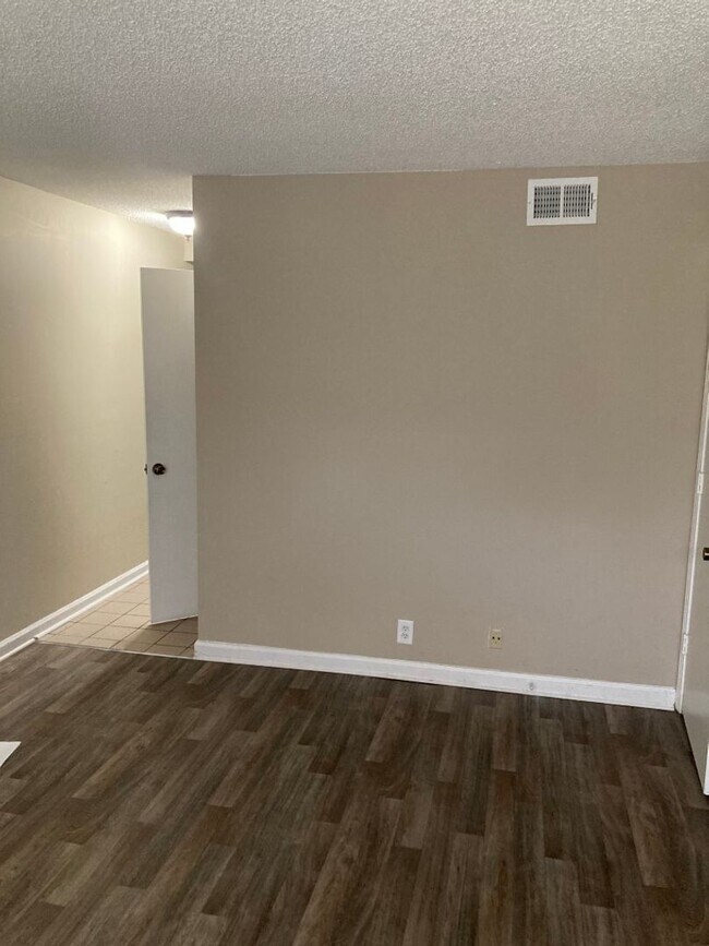 Foto del edificio - 2 story end unit condo