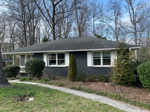 Building Photo - 2103 Clearwater Dr SE