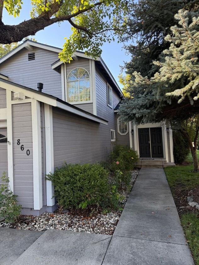 Foto principal - 3 bedroom 2.5 bathroom house in the heart ...