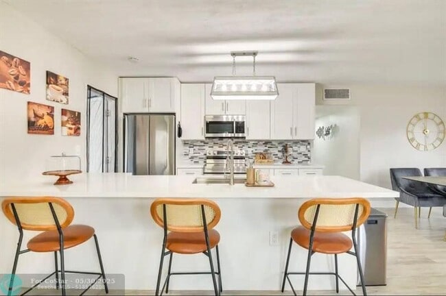 Foto del edificio - 6599 Roosevelt St
