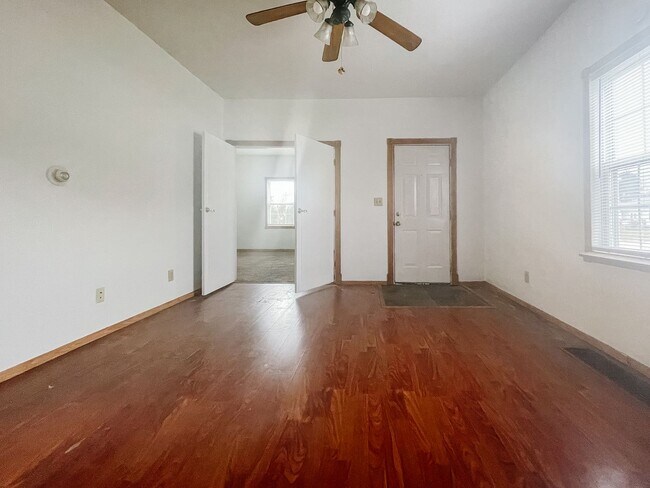 Foto del edificio - Double Lot with Detached Garage Access