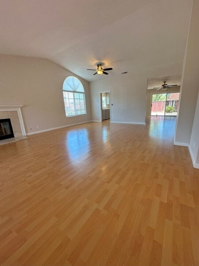 Foto del edificio - Nor Cal Realty, Inc. - 3 Bedroom 2  Bath w...