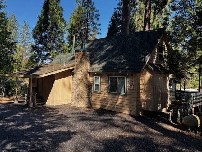 Building Photo - Mountain Cabin in Twain Harte