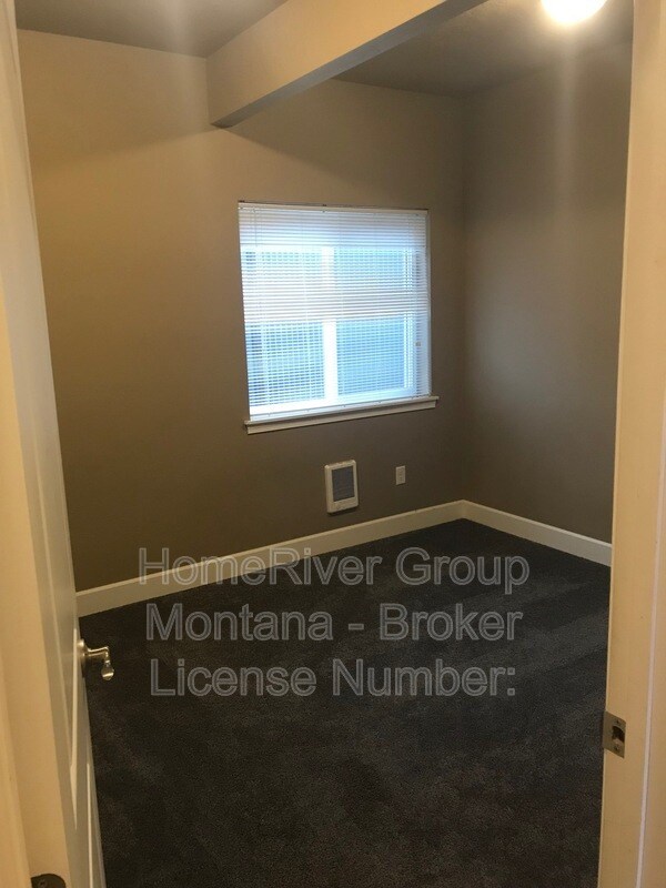 Foto del edificio - 819 Charlo St