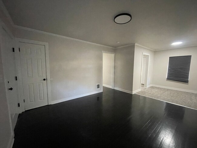 Building Photo - Highland Charmer! Come see Today!