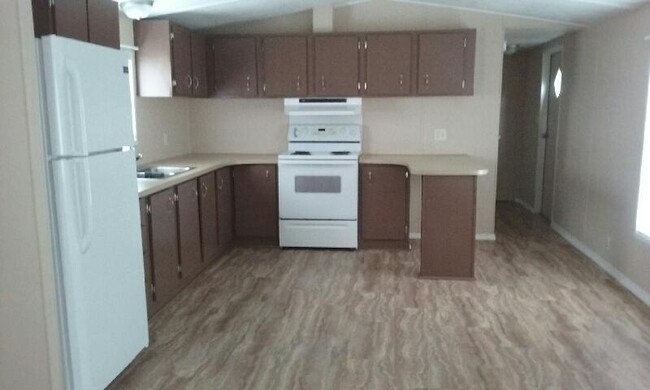Building Photo - 220 Redwood St