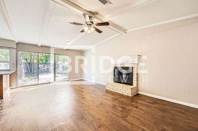 Building Photo - 802 Poinsettia Dr