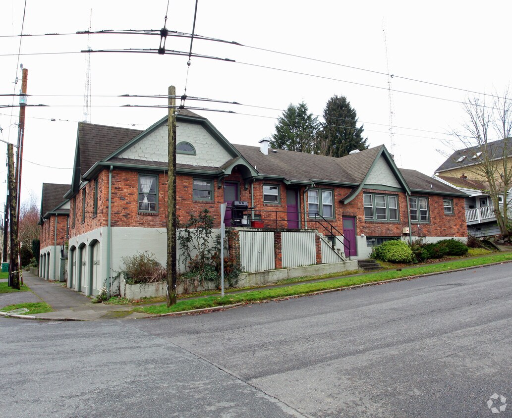 Foto del edificio - Tudor Court Apartments
