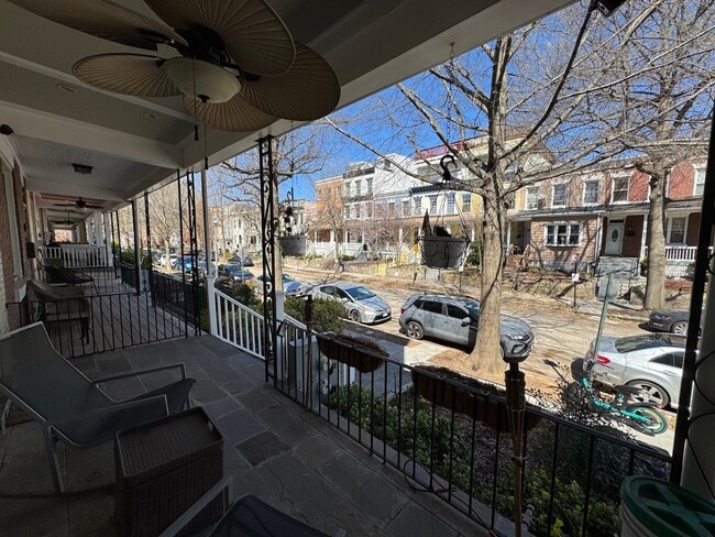 Building Photo - Beautiful 3 Bed 3 Bath Condo with a Roofto...