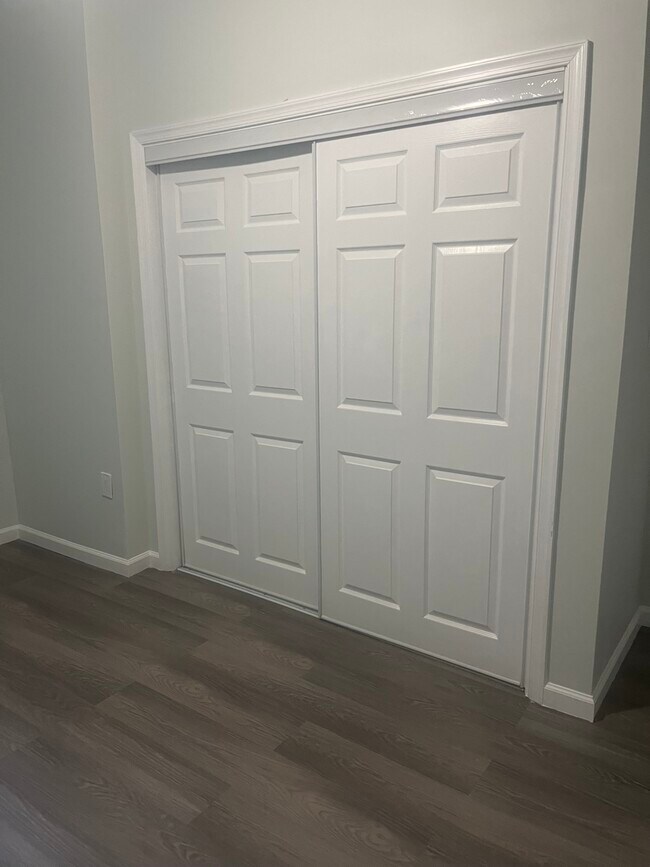 Dormitorio 1 con amplio armario - 3761 N 18th St