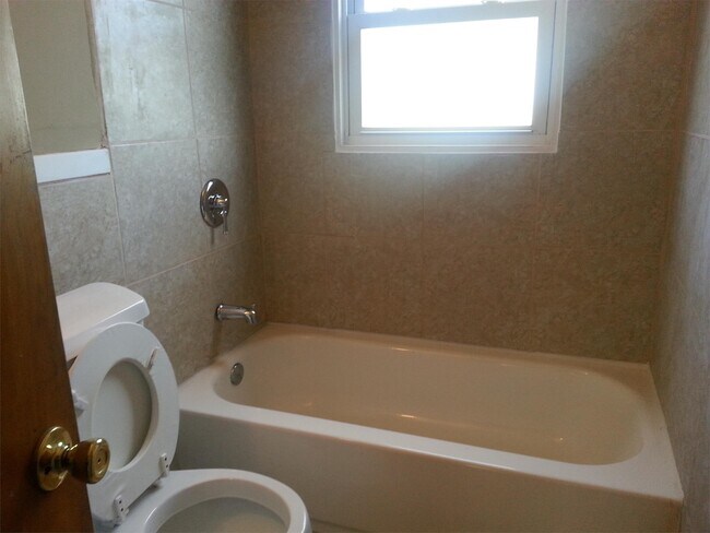 Building Photo - 2125 S 46th St