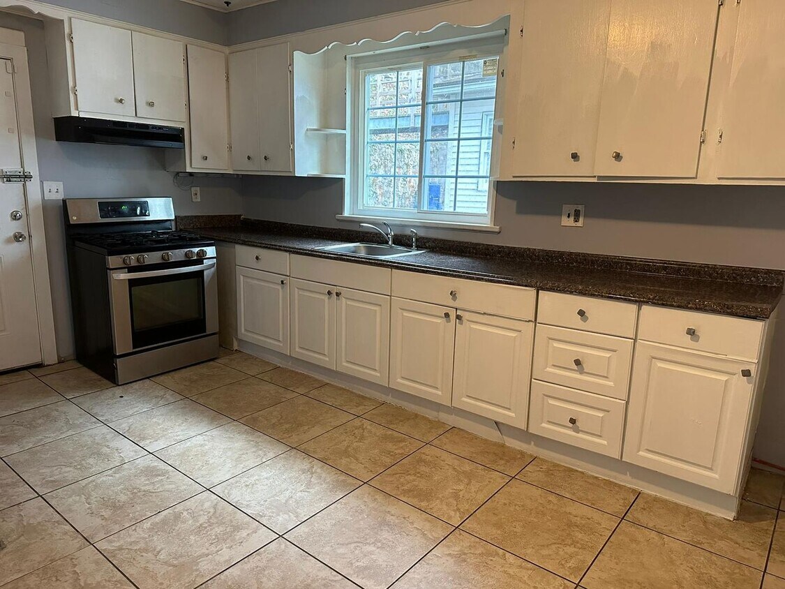 Primary Photo - Beautiful updated single family home 3 bed...