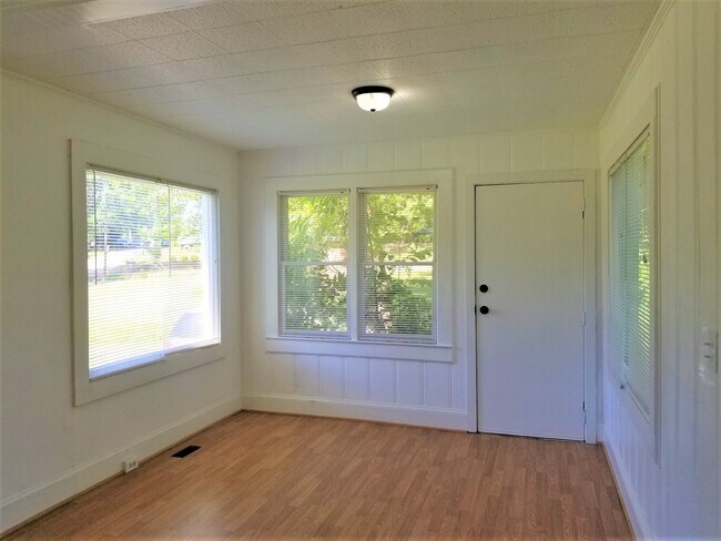 Building Photo - 15 Lynhurst Dr