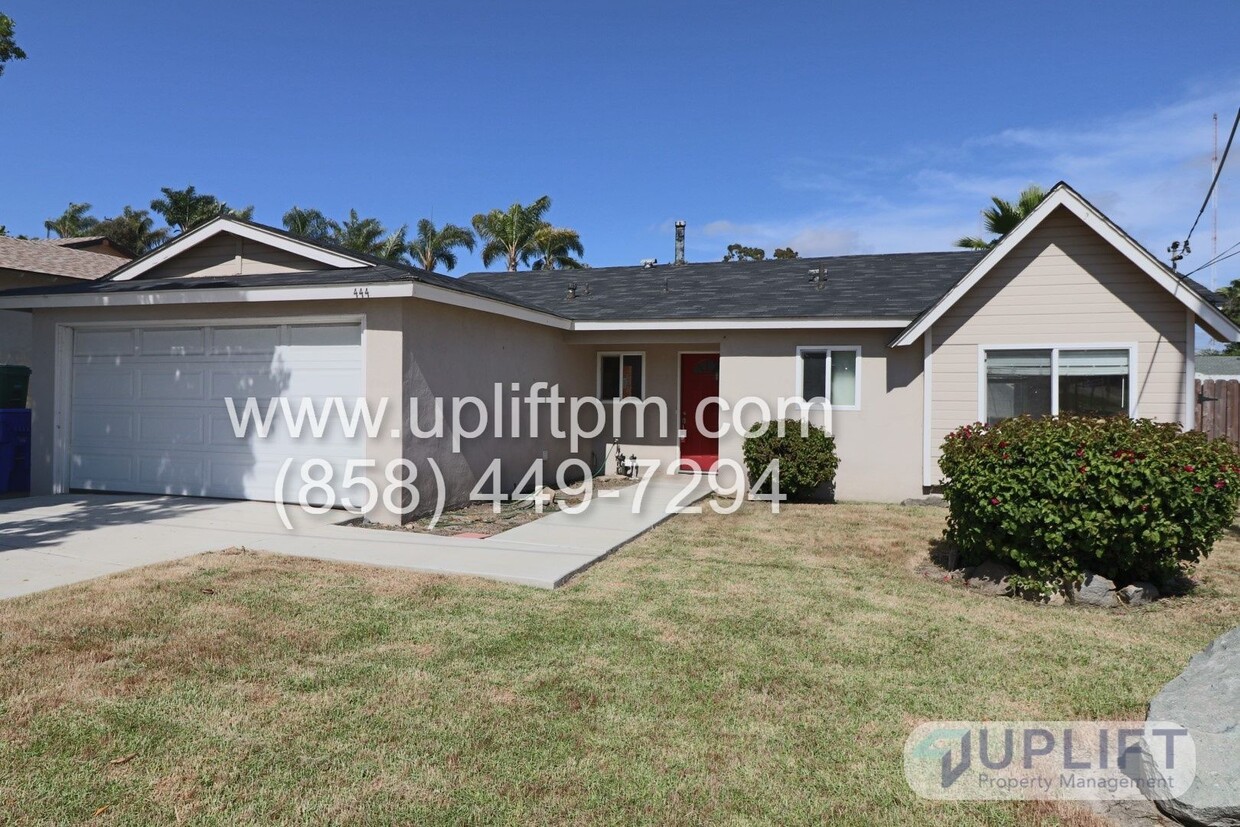 Foto principal - 3 Bed, 2 Bath Home w/ Fenced Yard and 2-Ca...