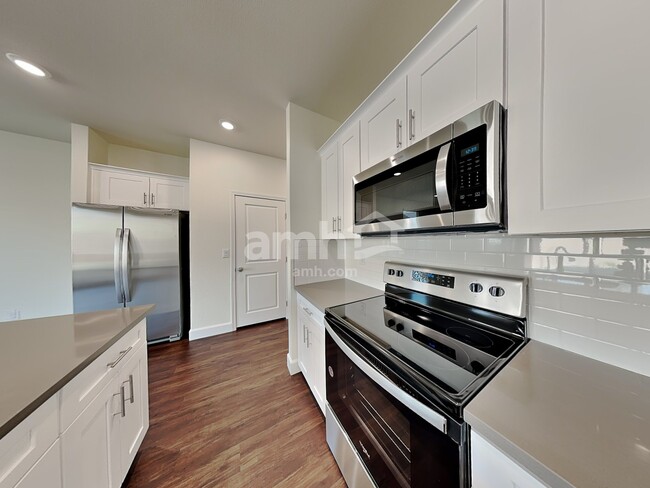 Building Photo - 582 Topiary Park Avenue