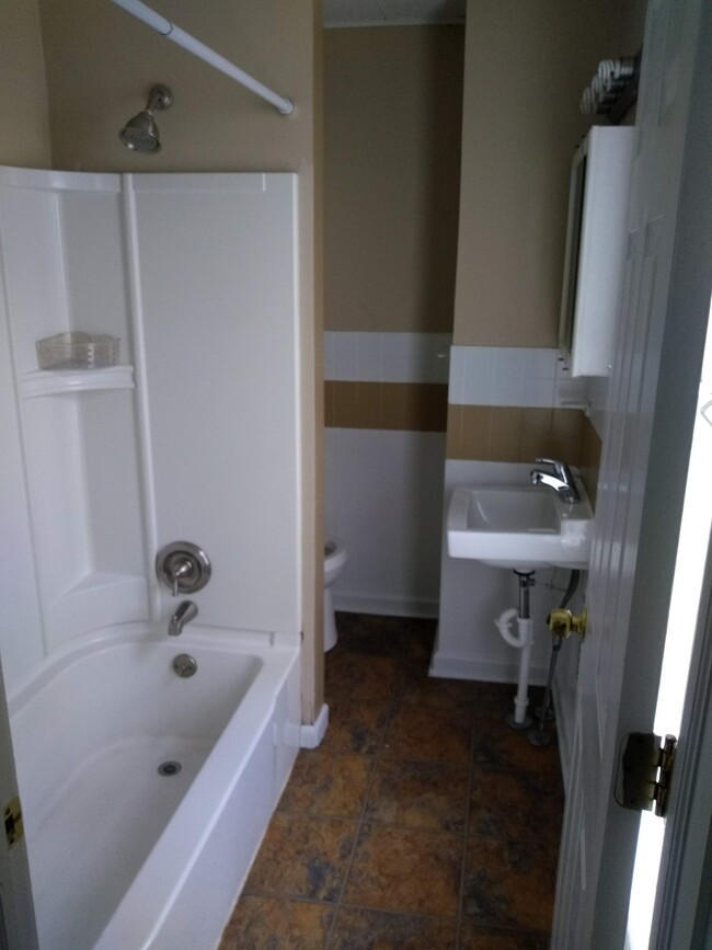 Full bath - 678 Market St