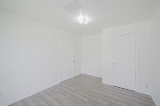 Building Photo - 9811 Mango St