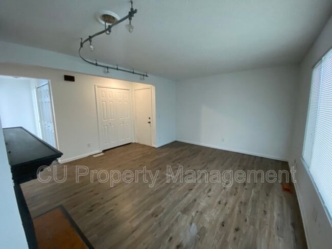 Building Photo - 911 Laura Dr