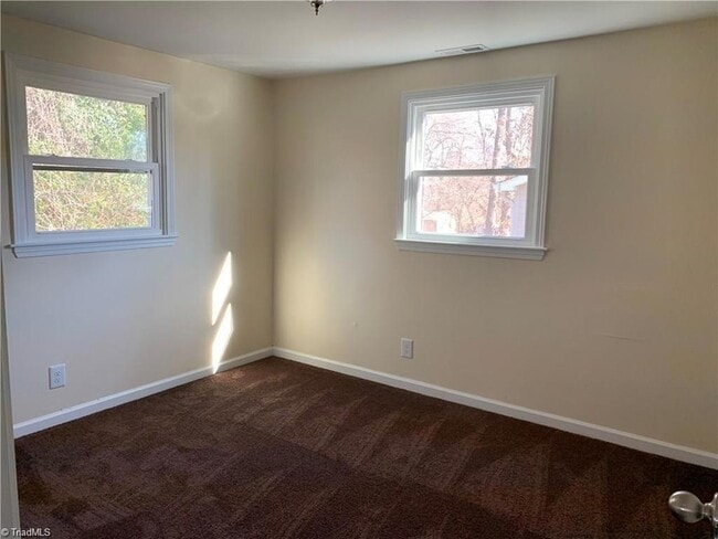 Foto del edificio - 1509 E Commerce Ave