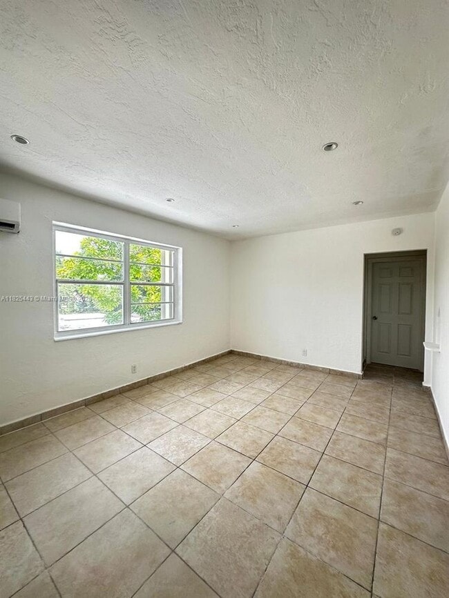 Foto del edificio - 3452 SW 7th St
