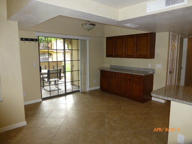 Foto del edificio - 1211 N Miller Rd