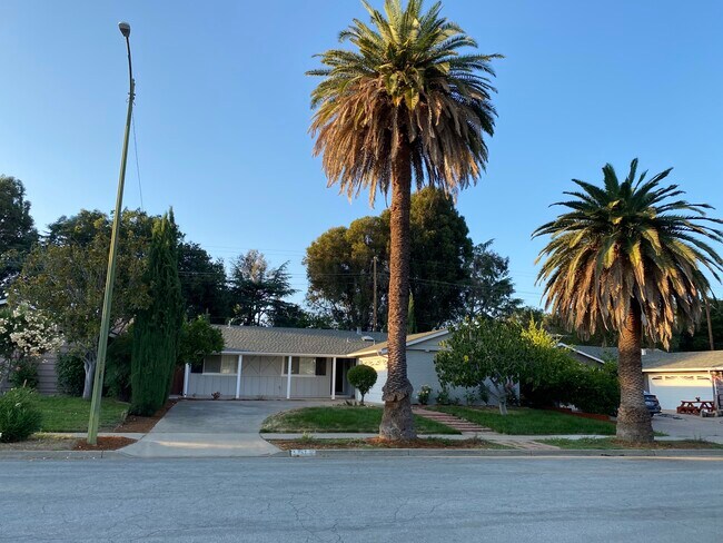 Building Photo - 5257 Elmwood Dr