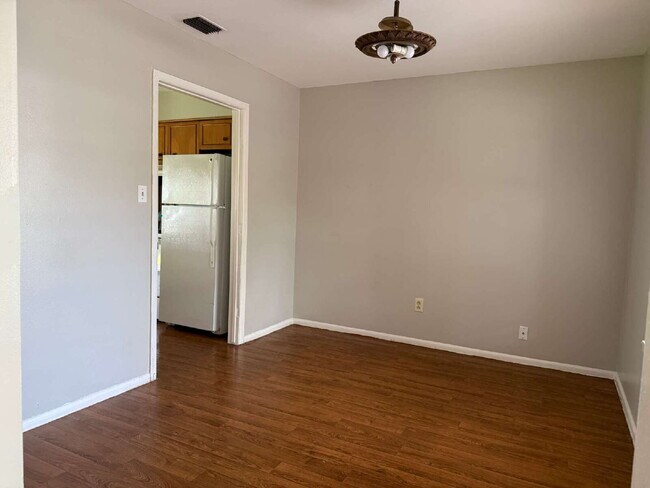 Foto del edificio - Open Kitchen, Warm Interior, Large Living ...