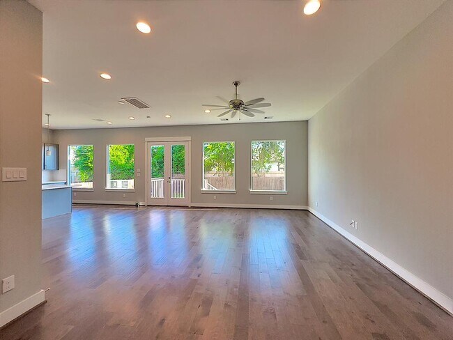 Foto del edificio - 418 Yale Oaks Ln