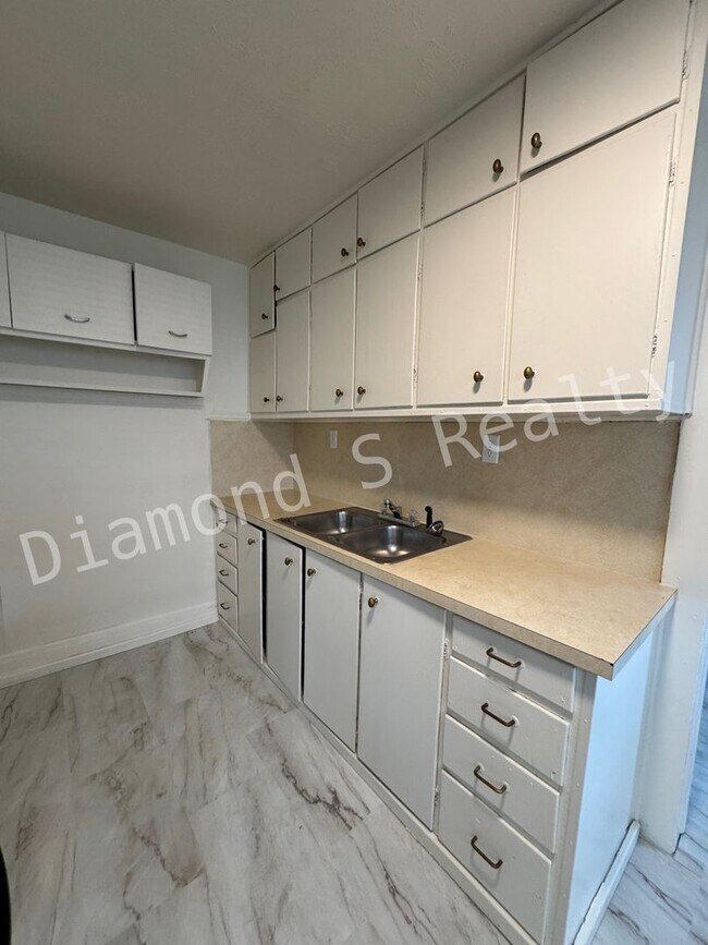 Building Photo - Adorable Stone 1 Bedroom Home Available!