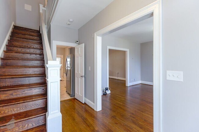 Building Photo - 4 bedroom + Parking! Perfection Along Peac...