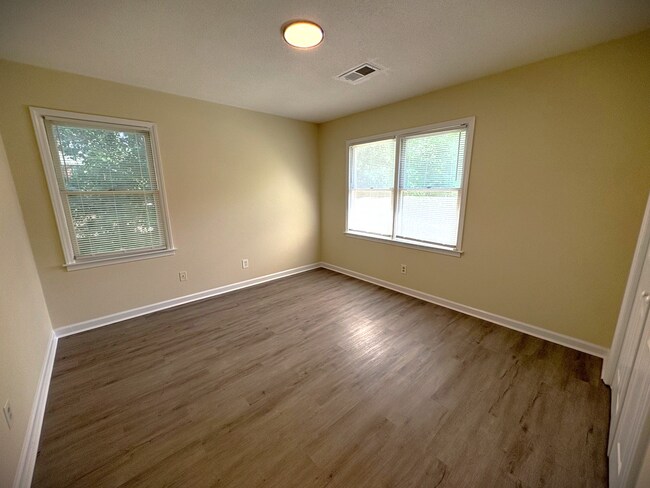 Foto del edificio - Condo on Chandler Drive near Cherry Park