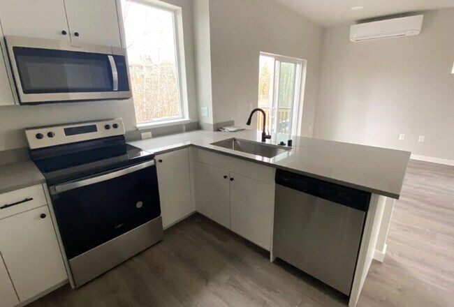 Building Photo - 3 Bed, 2.5 Bath Available in September!