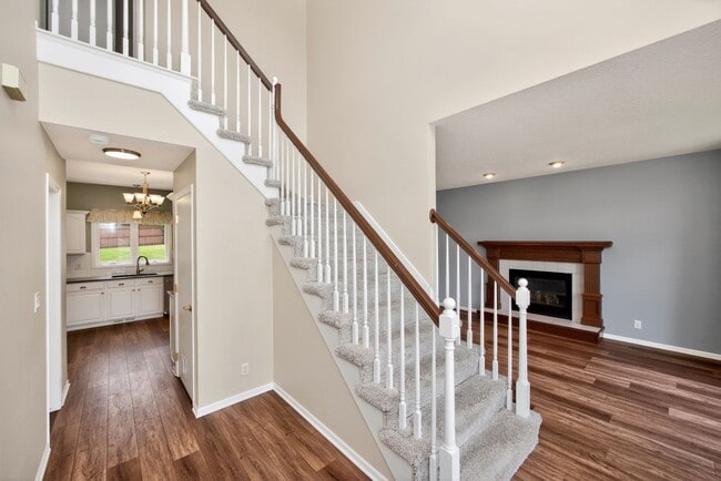 Building Photo - SPACIOUS LIVING!!  4 Bedrooms, 2.5 Bathrooms Home in Des Moines!