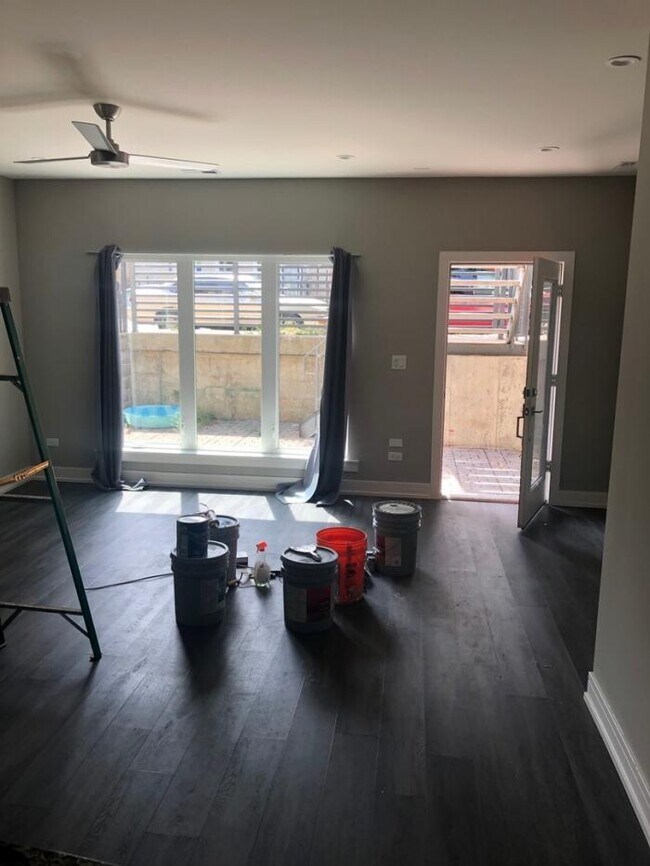 Building Photo - 3 bedroom in Chicago IL 60608