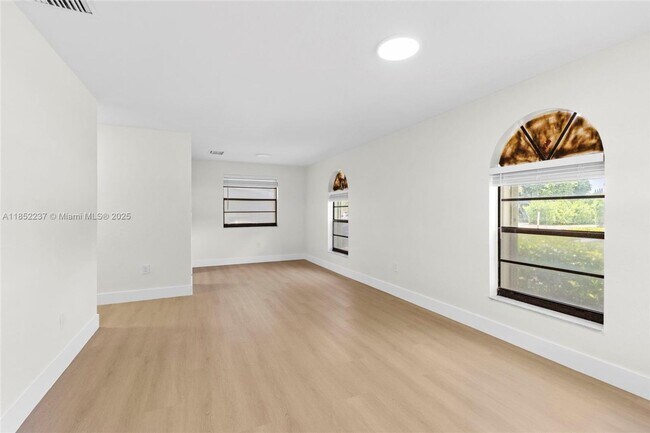 Foto del edificio - 5629 Taft St