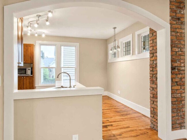 Foto del edificio - Top-Floor 3bed/1bath Duplex Unit in Cherry Hill!
